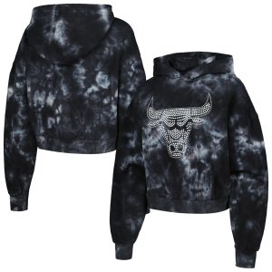 The Wild Collective Exquisite Chicago Bulls Women's Black Tie Dye Cropped Pullover Hoodie Collectors